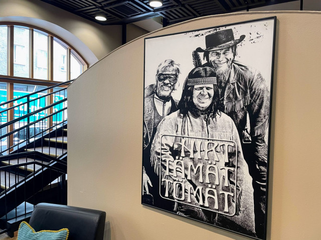 Ravintolasta löytyy pieniä kaikuja ennen tiloissa toimineesta Kallion Sävelestä.