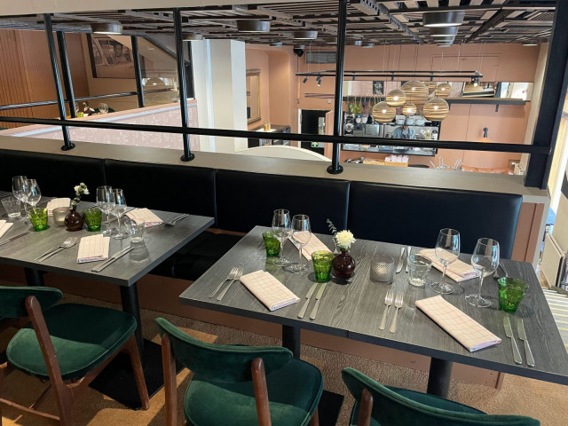 Kolmeen tasoon levittäytyvästä ravintolasta löytyy myös verhoilla eristettävä tila ryhmiä varten.