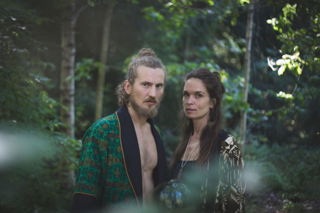 Ossi Paloneva ja Tiina Junno järjestävät Harjun ruumishuoneella seremoniaillallisia.