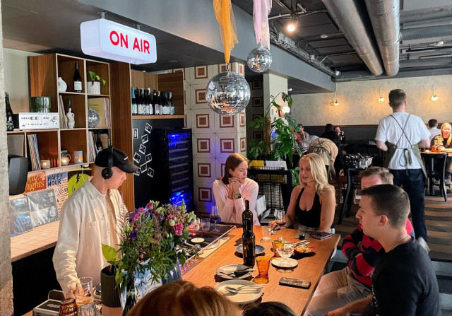 Third Placessa tunnelma on kuin hyvissä kotibileissä konsanaan.