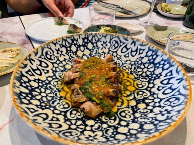 Ravintola tarjoaa sekä kylmiä että lämpimiä tapaksia. Kuvassa Secreto-porsasta.