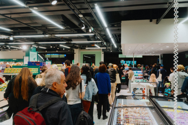 Uusi ruokakauppa sai liikkeelle tuhansia ihmisiä.