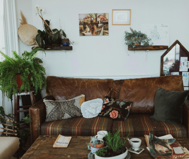 Jotain uutta, jotain vanhaa - tämä on helppo sisustussuuntaus varsinkin niille, joiden isovanhemmilta on jäänyt eri aikakausien huonekaluja ja tekstiilejä.