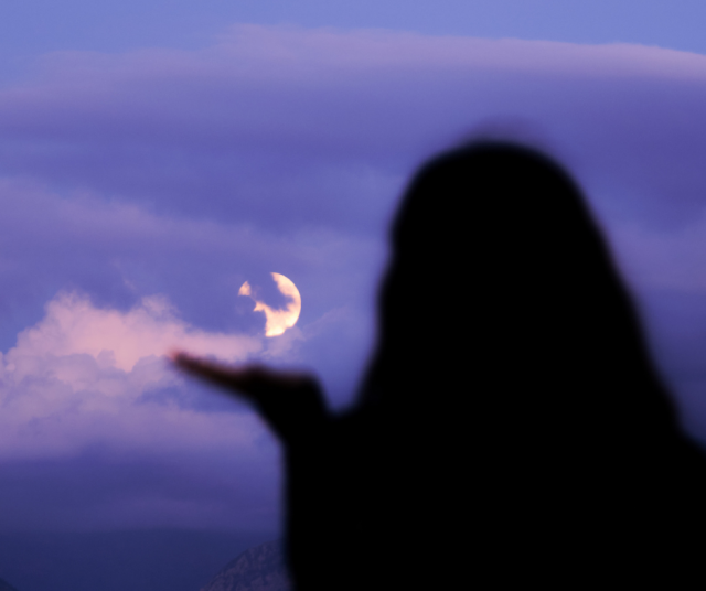 Kuu kasvaa vesimiehen merkissä.