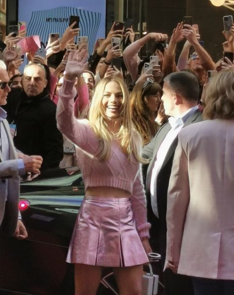 Margot Robbie vaaleanpunaisella matolla Barbie-elokuvan ensi-illassa Sydneyssä.