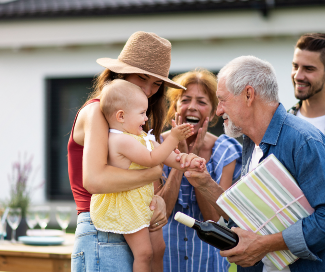 Yhä useampi aikuinen nuori asuu taas monisukupolvisessa kodissa ja löytää siitä yllättävää turvaa.