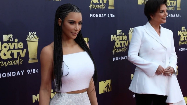 Kim Kardashian ja Kris Jenner vuonna 2018 MTV Movie & TV Awardseissa.