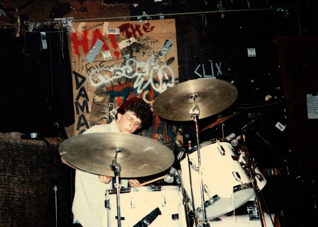 Mike Marubio soittaa rumpuja CBGB klubilla tammikuussa 1985.