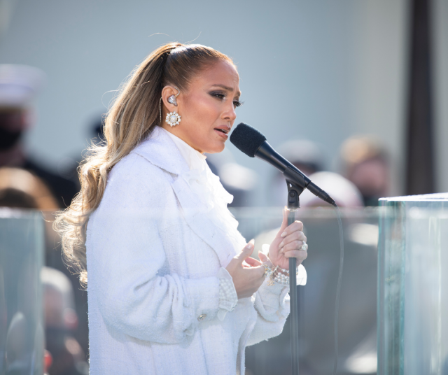 Jennifer Lopez esitti kappaleet “This Land Is Your Land” ja “America the Beautiful” Yhdysvaltain 59. presidentin virkaanastujaisissa Washingtonissa 20. tammikuuta 2021.