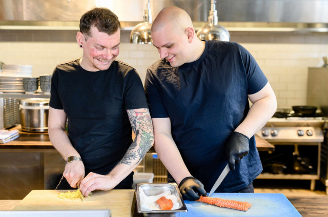 Keittiömestarit Kim Päivästö ja Kim Mikkola työskentelivät rinta rinnan Inari ja Kampai X Kim Mikkola -ravintoloissa.
