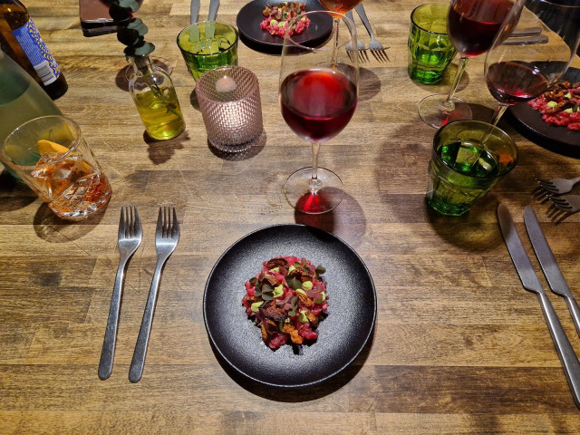 Erinomainen tartar vähän ehkä tylsänä valintana päätyi illan lempiannokseksi, mutta hyvää tartaria on vain mahdoton vastustaa. Näiden kanssa pöytään tuotiin vielä syntisen hyvät ankanrasvaranet, suosittelen!