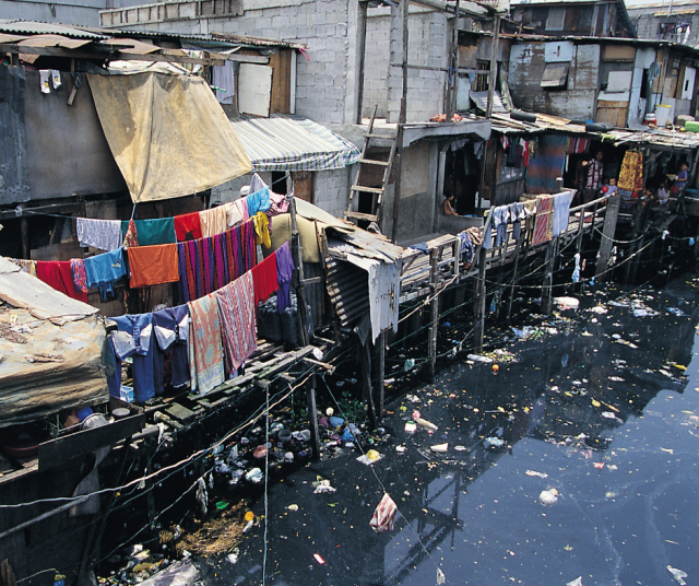 Rappeutunut asutusalue Manilassa. Kuvituskuva.