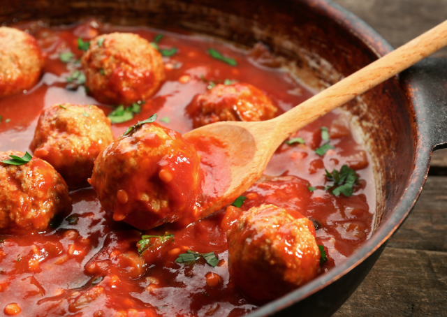 Unohda sokeri! Ruokasooda tasapainottaa tomaattikastikkeen makua.