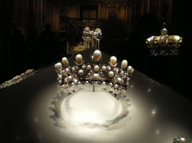 Keisarinna Eugenien helmillä ja timanteilla koristeltu diadeemi, joka lähti kävelemään museon Apollo-osastolta.