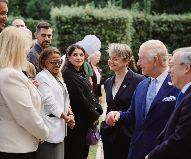 Vatikaanivaltio, Italia. Ulkoministeri Yvette Cooper saattaa kuningas Charles III:n, kun tämä tapaa Britannian suurlähetystön henkilökuntaa valtiovierailunsa aikana Vatikaanissa.