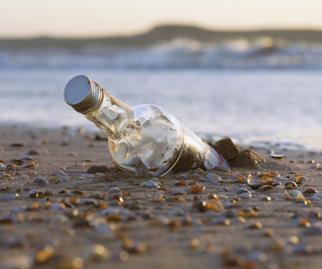 Rannikkovesien tutkija arveli pullon olleen vedessä vain joitain viikkoja ja hautautuneen sadaksi vuodeksi hiekkaan odottamaan löytäjäänsä. Kuvituskuva.