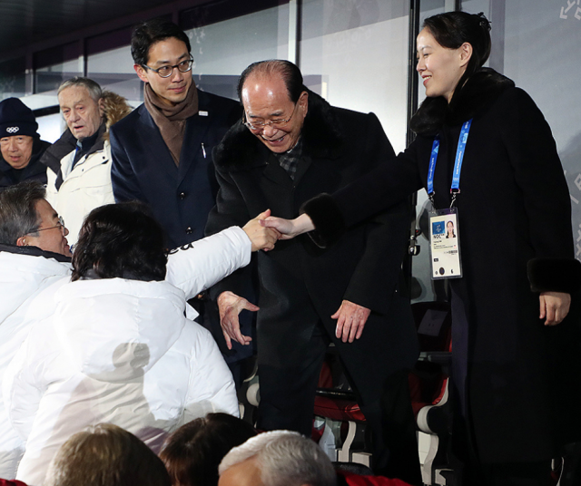 Kim Yong Nam kuvassa keskellä.