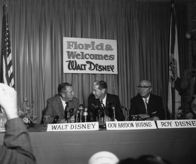 Walt Disney pressitilaisuudessa vuonna 1965 - 25 vuotta Lumikin ensi-illan jälkeen.