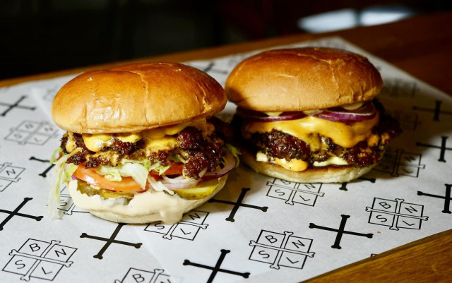 Oluet, lonkerot ja seltzerit toimivat erinomaisesti Bonellessin annosten kanssa.