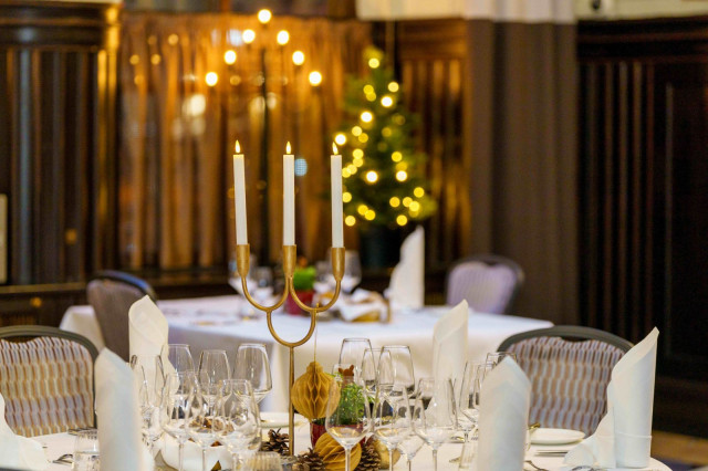 Kolmen ruokalajin gaalaillallinen yhdistelee perinteisiä joulumakuja ja modernia, hienostunutta otetta.