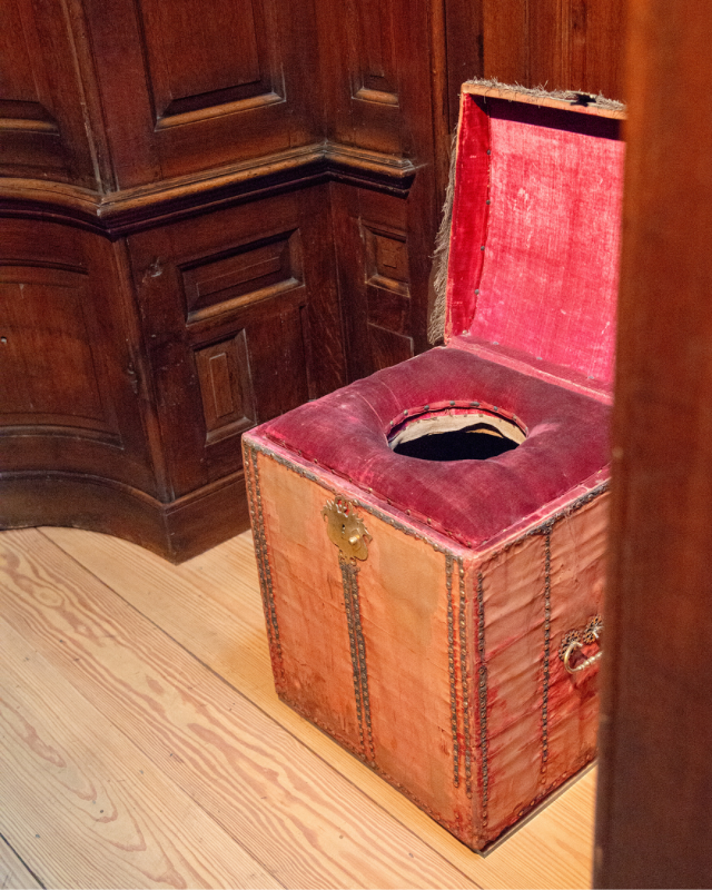 William III:n vessa. Kuva antaa hieman osviittaa sille, millaisiin astioihin kuninkaalliset laskivat tarpeensa.