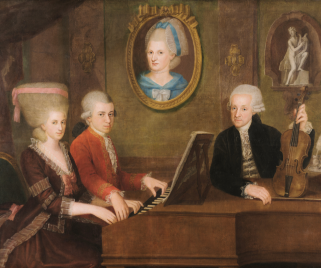 Maalaus Mozartin perheestä vasemmalta oikealle: sisko Anna Maria "Nannerl", Wolfgang keskellä ja oikealla isä Leopold. Maalauksessa säveltäjän varhain kuollut äiti.