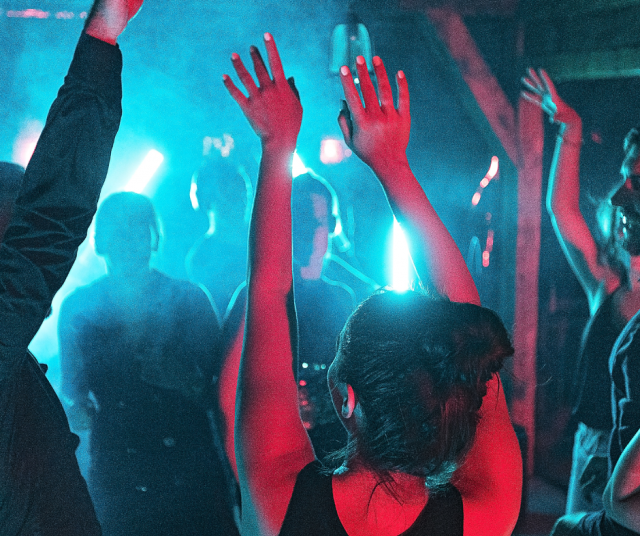 Näkyykö naamassa, että edellisenä iltana venyi myöhään? Ei hätää, se menee ohi.