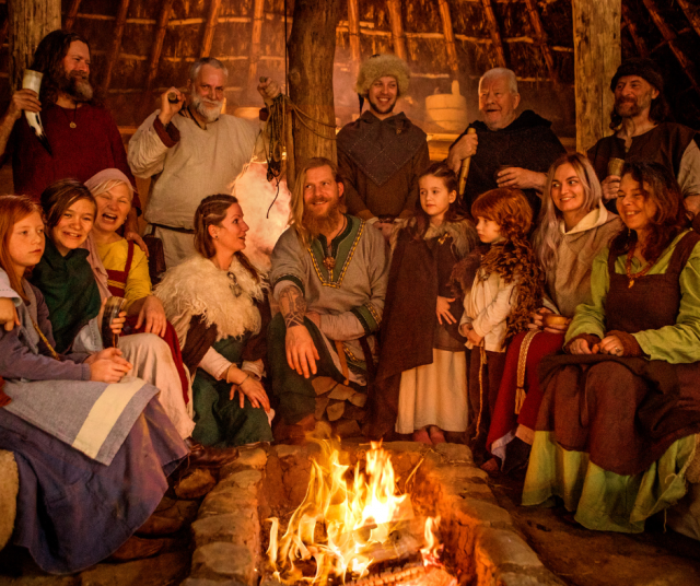 Matkailijoille järjestetään nykyään elämysmatkoja esi-isien maisemiin ja tapoihin. Kuvituskuva.