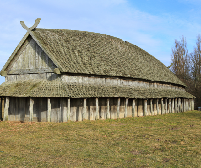 Viikinkien nk. pitkä talo Trelleborgissa, joka on säilynyt näihin päiviin asti. Tähän taloon on aikoinaan mahtunut yhteisö poikineen nostamaan maljoja säälle ja jumalille.
