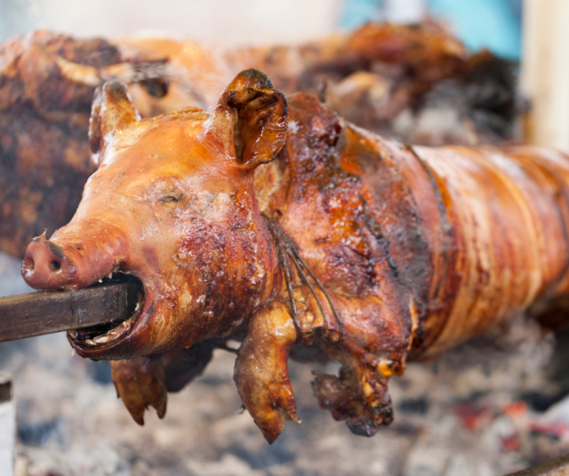 Siitä vuolemaan vähän evästä iltapuvussa. Kuvituskuva.