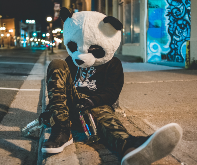 Auta myöskin kaveria. Jos on selkeästi heikompi happi, niin auta toinen kotiin tai päivystykseen - kiität itseäsi myöhemmin.