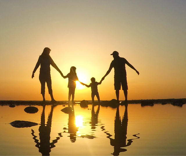 Kun isä tulee kaapista, häntä juhlitaan rohkeana. Kun äiti kertoo olevansa lesbo, häntä syytetään perheen rikkomisesta. Miksi rehellisyys on naiselle raskaampi risti kantaa?