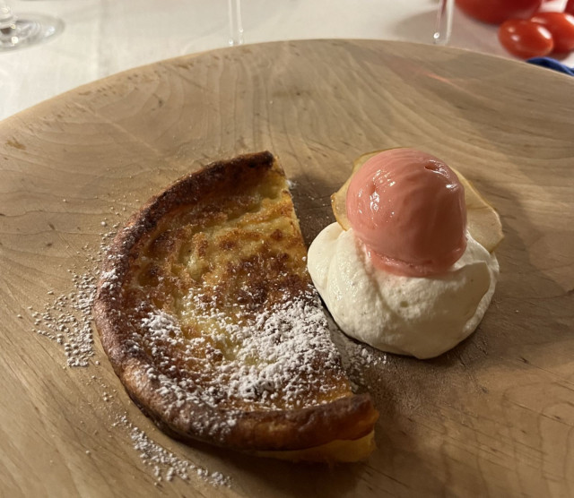 Ahvenanmaan pannukakut oli yksi jälkiruoista.