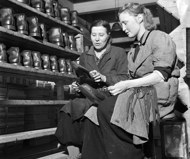Naiset työssä kenkätehtaalla sota-aikana.