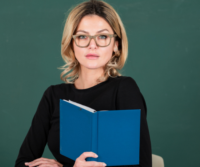 Äidinkielenopettaja Sirkka-Liisa suuttuu, jos joku vielä kutsuu kusipäistä exäänsä narsistiksi.