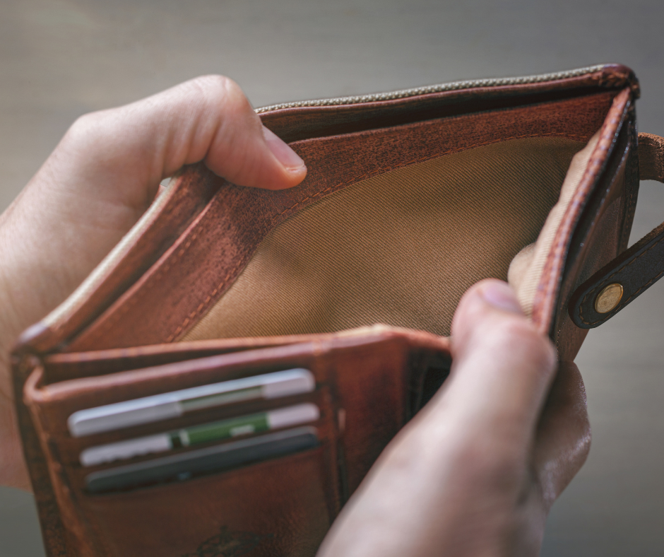 Kuvassa avattu tyhjä, ruskea lompakko. 