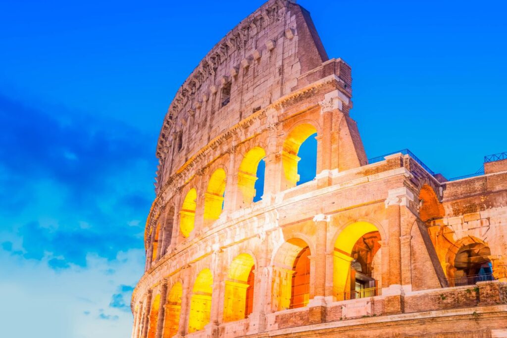 Rooman colosseum iltavalaistuksessa. 