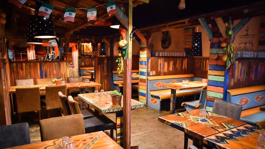 Lämminhenkinen ravintolatunnelma, jossa ruoka ja juoma kohtaavat rennossa yhdessäolossa. Cantina West tarjoaa elämyksellisen hetken hyvän ruoan, drinkkien ja seurueen äärellä.