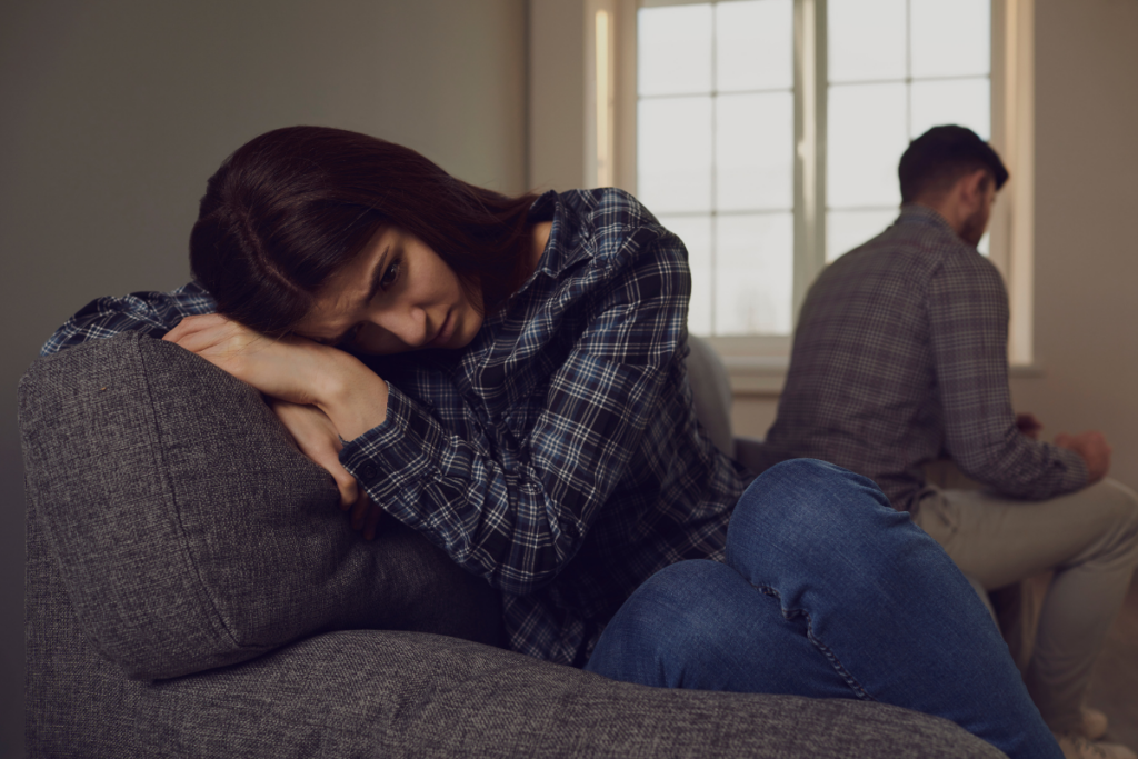 Moni elää onnettomassa suhteessa, koska tuttuus vetää puoleensa. Tutkimuksen mukaan moni jää onnettomaan suhteeseen tästä yleisestä syystä. 