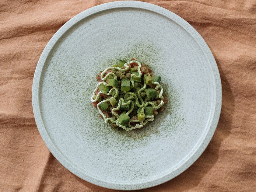 Ravintola Aperten minimalistinen fine dining -annos, vihreitä elementtejä keskellä lautasta.