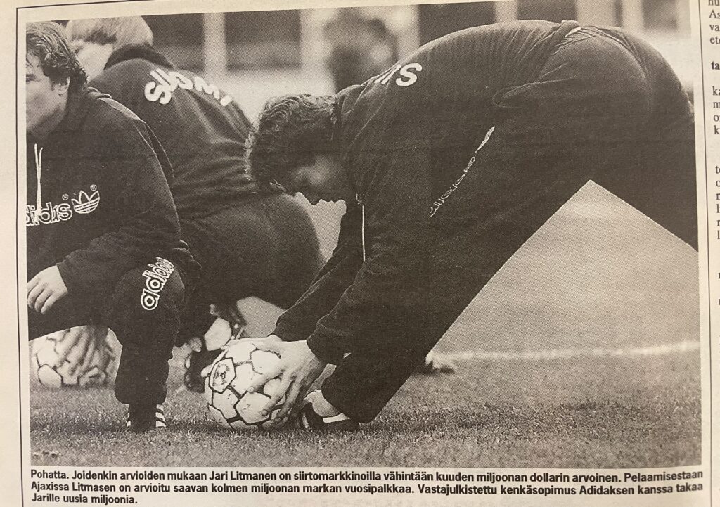 Mustavalkoinen kuva Jari Litmasesta harjoittelemassa jalkapallotreeneissä.