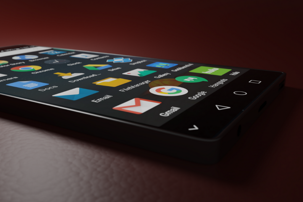 Lähikuva Android-puhelimesta pöydällä, näytöllä näkyy sovelluskuvakkeita kuten Gmail, Google ja Chrome.