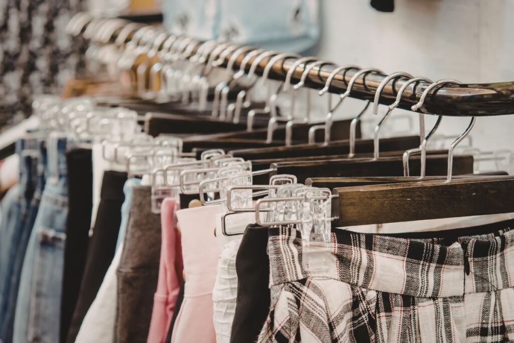 Kirpputorin vaaterekki, jolla on erivärisiä housuja.