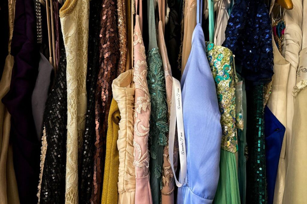 Vaaterekistä roikkuvia vaatteita lähikuvassa.