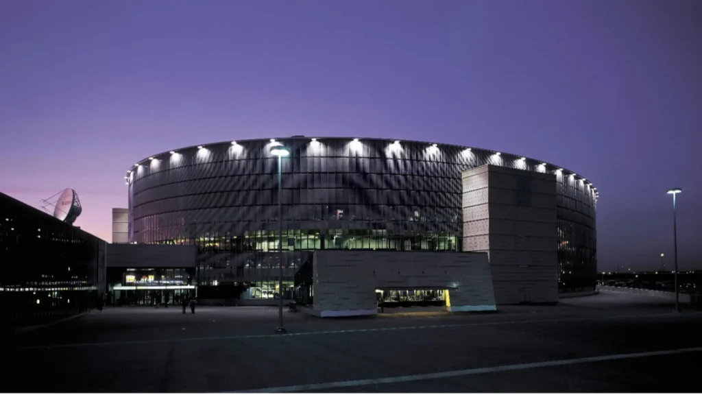 Veikkaus Arena ilta-aikaan kuvattuna.